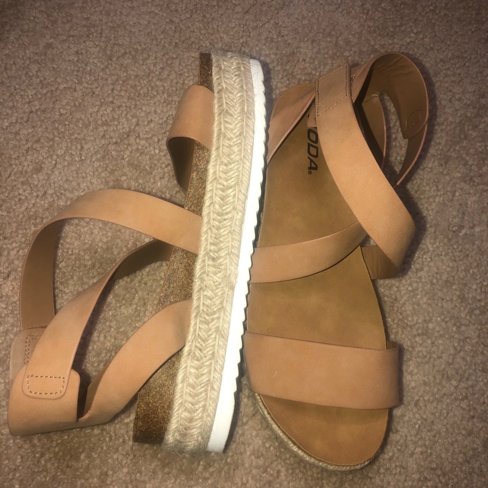 SODA women’s platform sandals